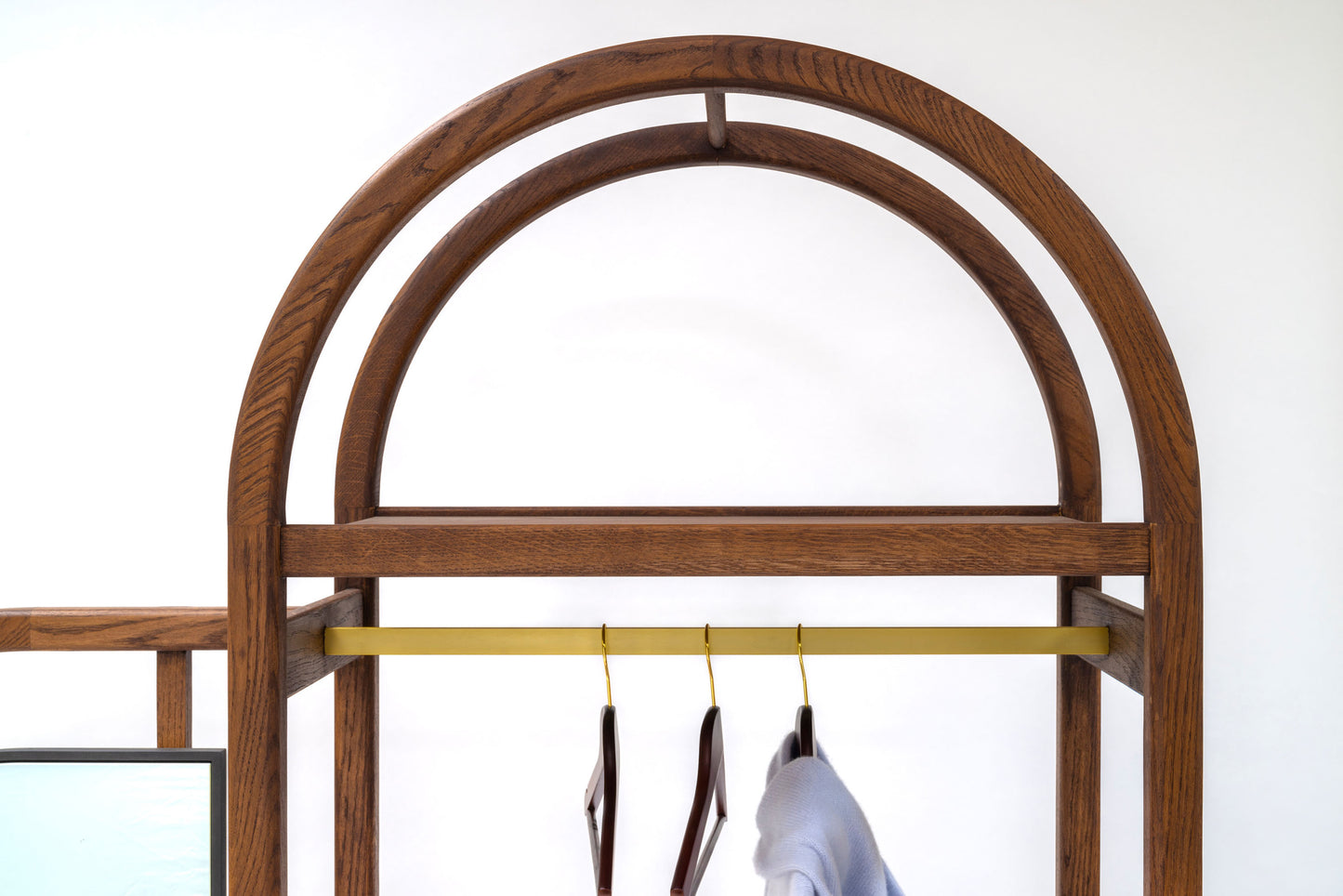 Free-standing wardrobe/dressing table