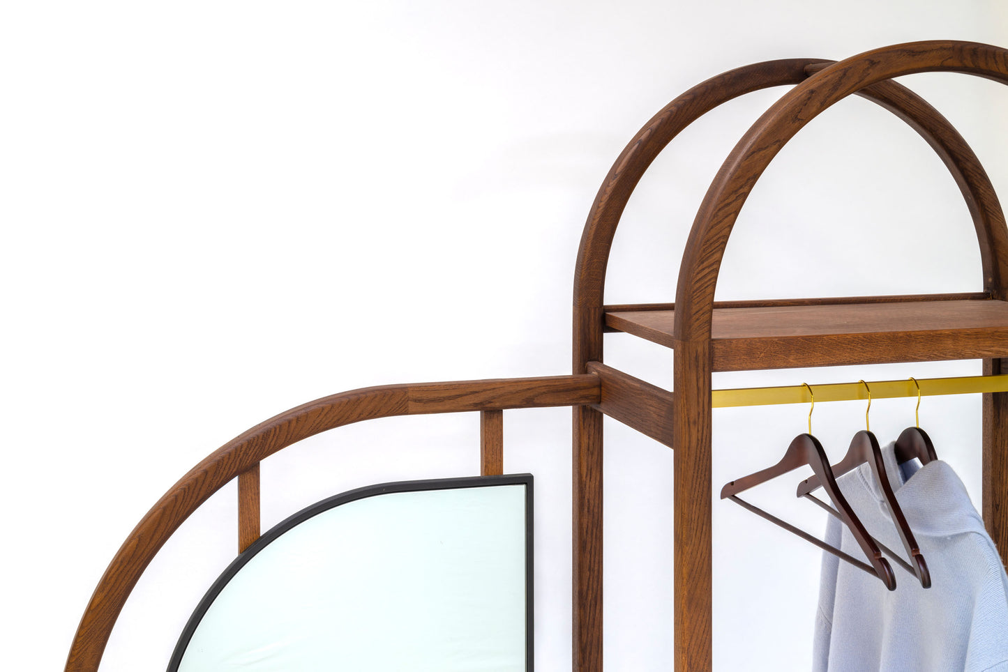 Free-standing wardrobe/dressing table